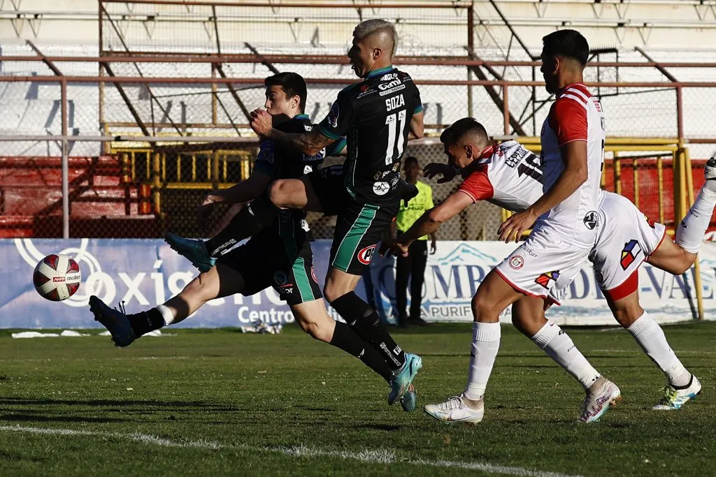 Con este remate, Matías Colossi encendió la ilusión de Deportes Puerto Montt. (Dragomir Yankovic/Photosport).