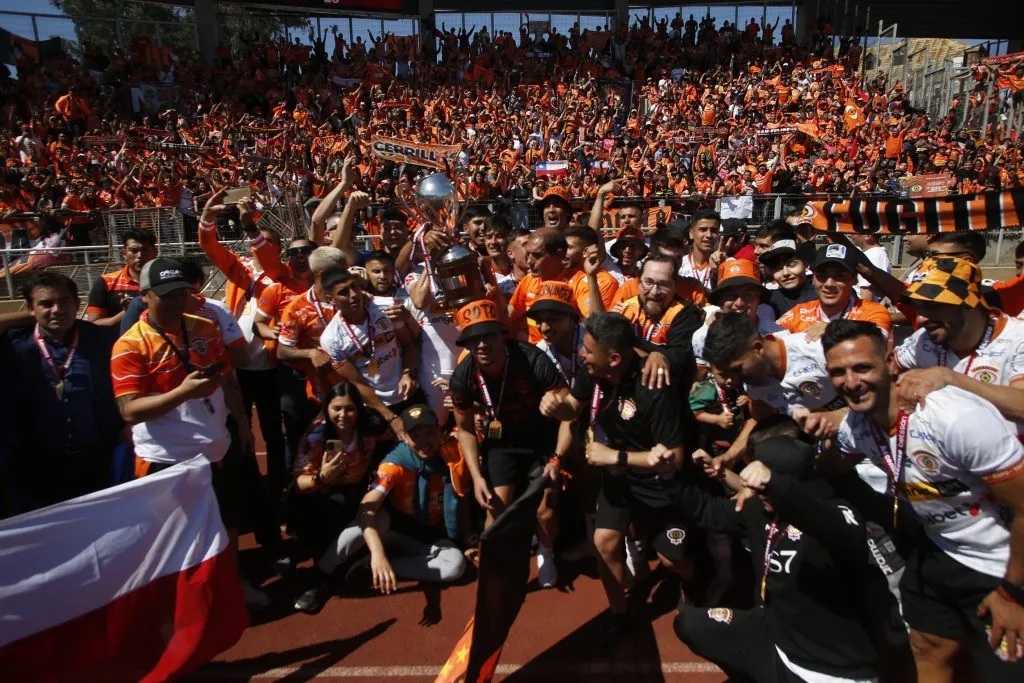 Muchos kilómetros al sur, en Talca, Cobreloa daba la vuelta olímpica. Foto: Jose Roblres/Photosport