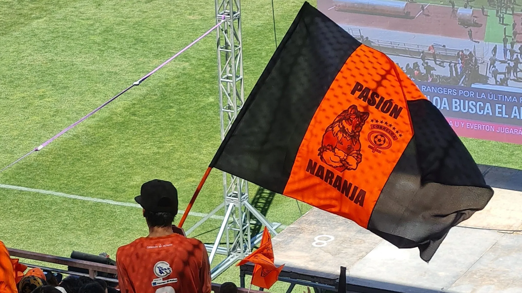 Los hinchas en Calama vieron el partido en pantalla gigante. Foto: Cobreloa.
