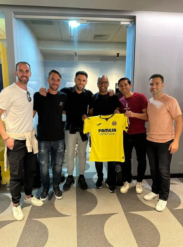 Diego Godín, Gonzalo Rodríguez, Sebastián Viera, Marcos Senna, Matías Fernández y Giuseppe Rossi en la despedida del “14”. (Foto: Villarreal).