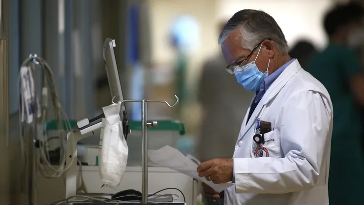 Médico del Hospital Militar atiende a pacientes contagiados con Covid-19 (junio 2020)