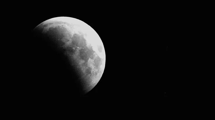 La sombra de la Tierra cae sobre la Luna durante un eclipse el 16 de agosto de 2008 en Bagdad, Irak
