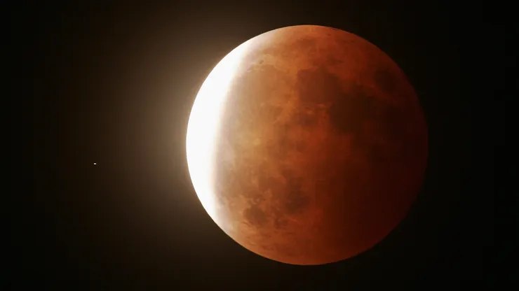 La Luna reaparece tras la sombra de la Tierra el 3 de marzo de 2007 vista en Brighton, Inglaterra.