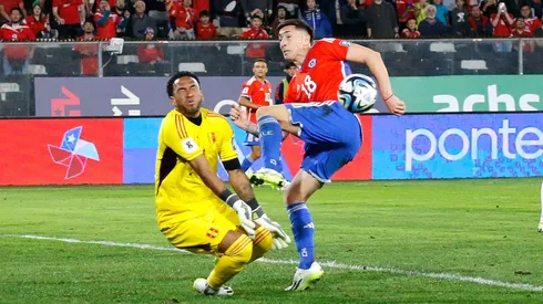 Echeverría le pegó tremendo pelotazo en la cara a Pedro Gallese.