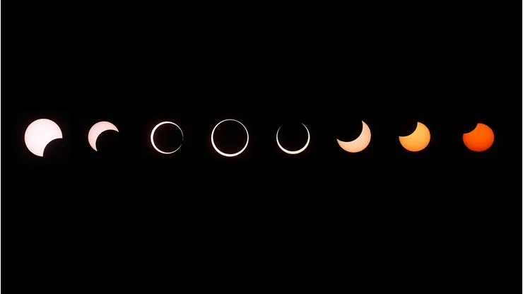 Una composición de imágenes del primer eclipse anular visto en EE.UU. desde 1994 muestra varias etapas, de izquierda a derecha, a medida que el eclipse pasa por la anularidad y el sol cambia de color al acercarse la puesta de sol el 20 de mayo de 2012 en el Parque Nacional del Gran Cañón, Arizona.