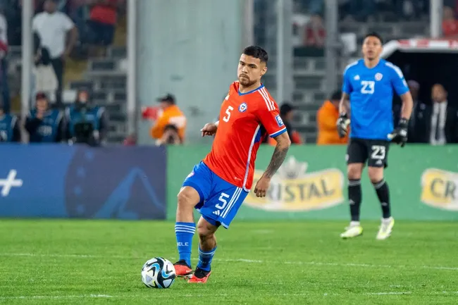 Díaz viene de jugar ante Perú por la Roja, reemplazando al lesionado Guillermo Maripán. La posibilidad de que sea titular en Venezuela es alta por esto. | Foto: Guillermo Salazar. 
