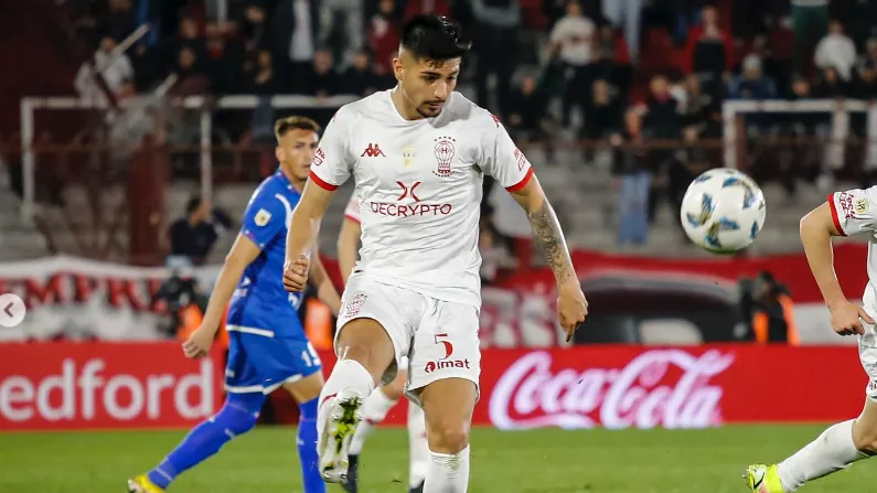 Williams Alarcón en acción en el fútbol de Argentina. (Club Atlético Huracán).