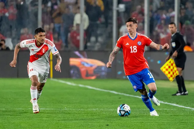Rodrigo Echeverría conduce el balón ante la marca lejana de Cristofer Gonzáles. (Guille Salazar/RedGol).