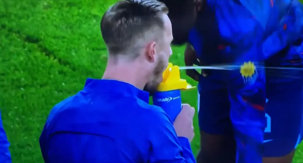 “Otra vez la burra al trigo”, diría Don Ramón por este chascarro de James Maddison. (Captura).