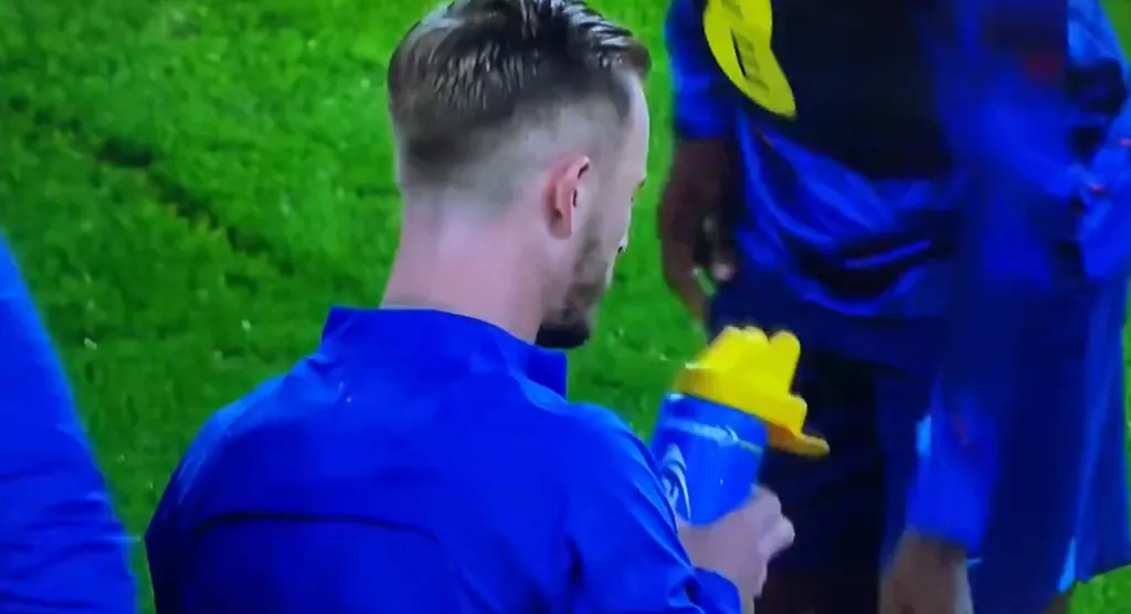 James Maddison no puede entender que el agua de la botella no llegue a su boca. (Captura).