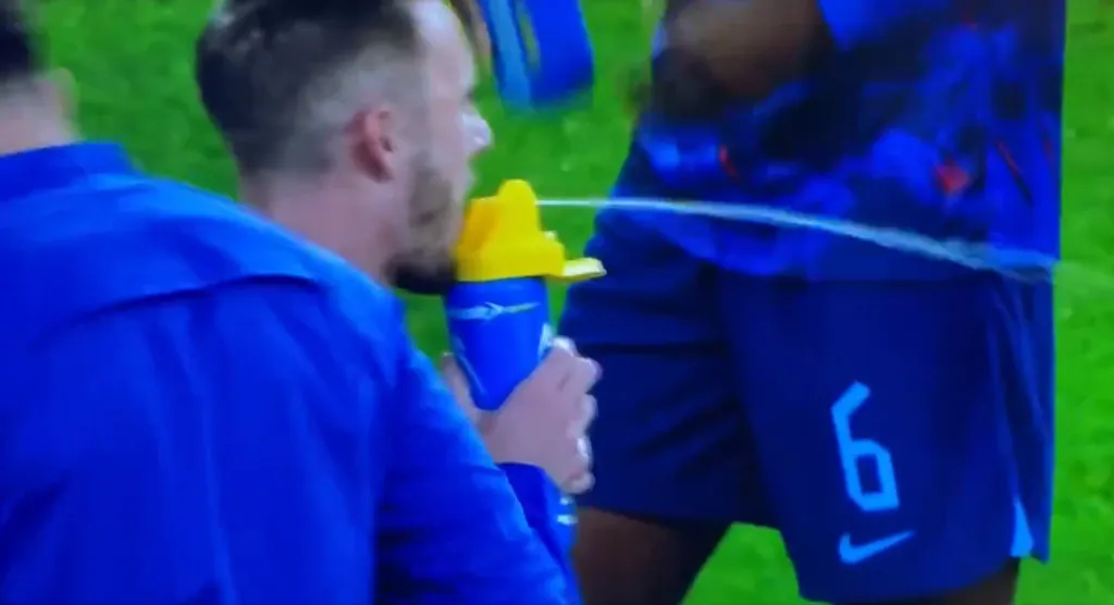 James Maddison apuntó en otra dirección con el chorro de agua. (Captura).