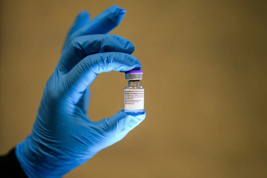 Un vial de la vacuna Covid-19 de Pfizer/BioNTech durante una clínica de vacunación el 15 de diciembre de 2020 en Stratford, Inglaterra. Cabe destacar, que los químicos farmacéuticos desempeñaron un papel fundamental en la elaboración de las vacunas contra el COVID-19.