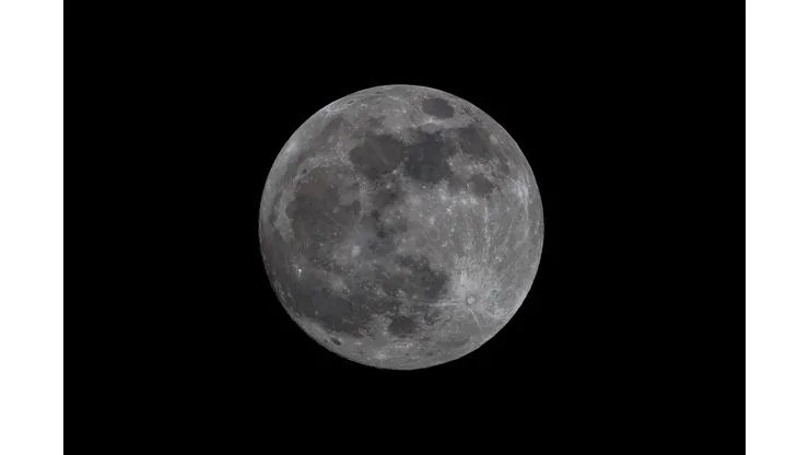 HIGH WYCOMBE, - JANUARY 20: A full Moon rises over Southern England ahead of a total Lunar Eclipse and the possible sighting of a Blood Moon on January 20, 2019 in High Wycombe, United Kingdom. (Photo by Richard Heathcote/Getty Images)