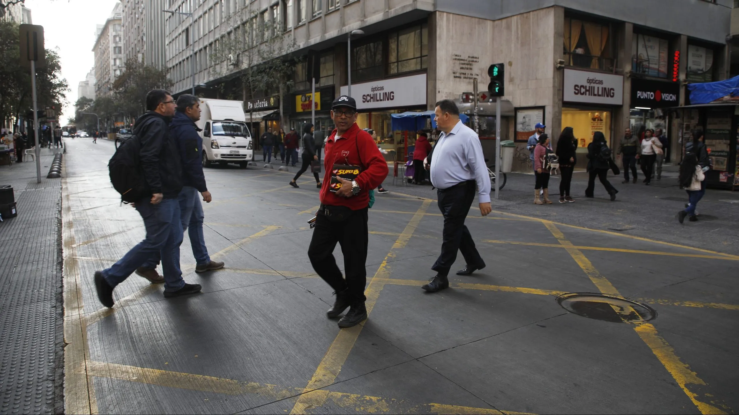 Santiago, 1 junio 2023.
Vida diaria en Santiago centro. Las callles y paseos se registran libres de comercio ambulante.
Dragomir Yankovic/Aton Chile