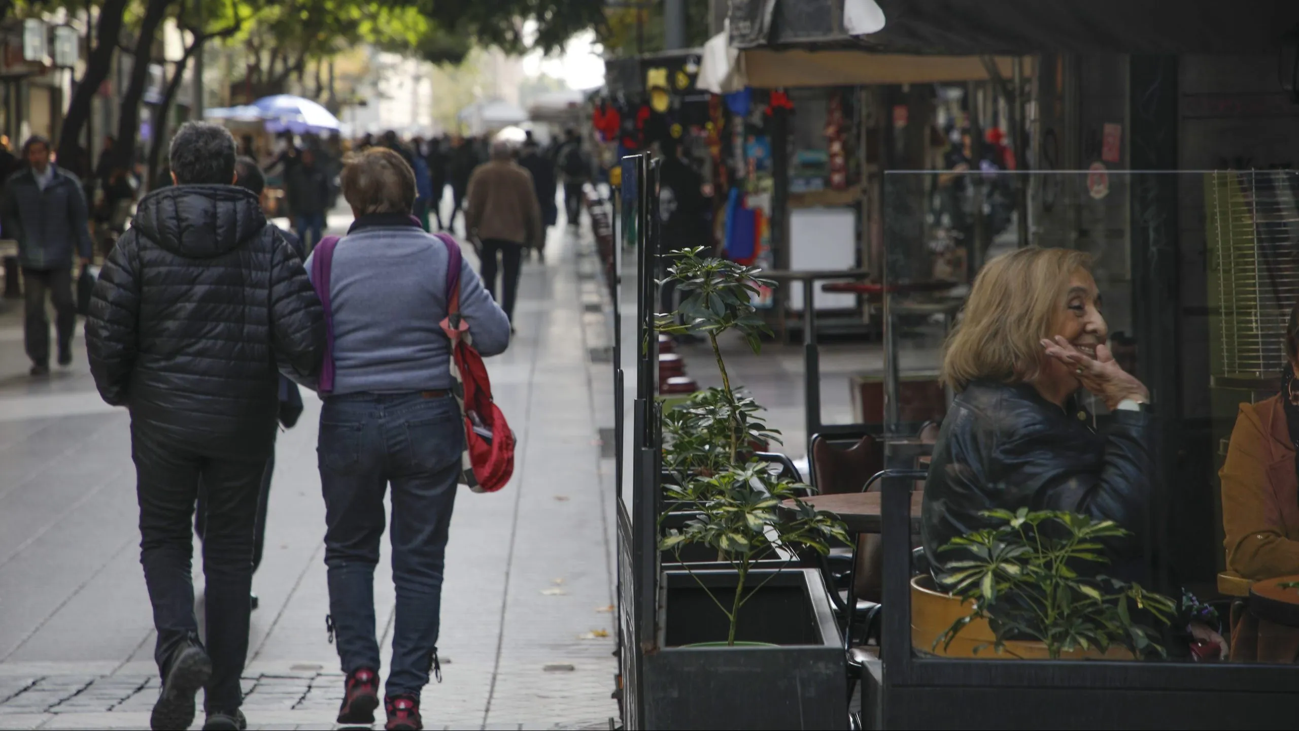 Santiago, 1 junio 2023.
Vida diaria en Santiago centro. Las callles y paseos se registran libres de comercio ambulante.
Dragomir Yankovic/Aton Chile