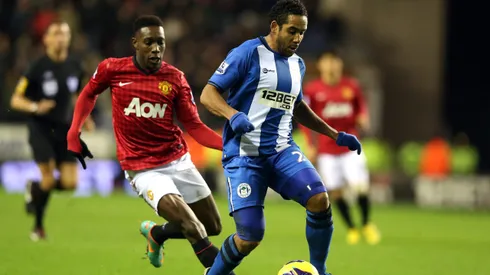 Jean Beausejour recibe la marca de Danny Welbeck en un duelo que el Manchester United le ganó 4-0 al Wigan en la Premier League 2012-2013.