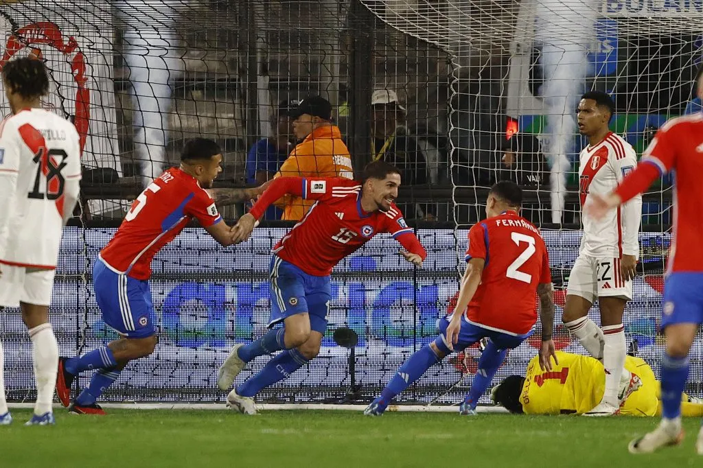 Valdés provoca la explosión del estadio Monumental. Foto: Dragomir Yankovic/Photosport