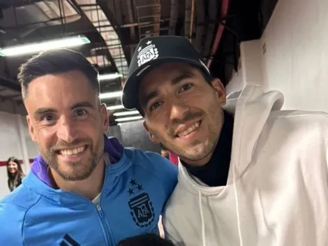 Leandro Fernández recibe un regalo de los campeones del mundo