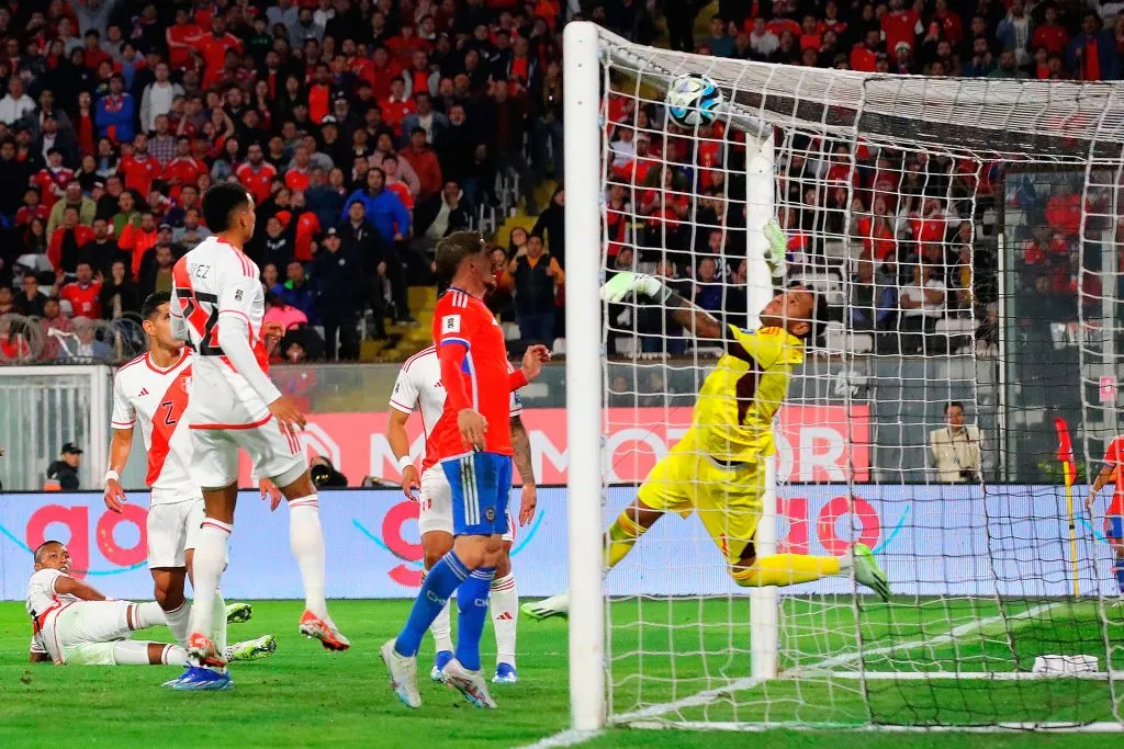 Perú nunca ha logrado ganarle a la selección chilena de visitante en Eliminatorias, registrando apenas dos empates y nueve derrotas. | Foto: Photosport. 