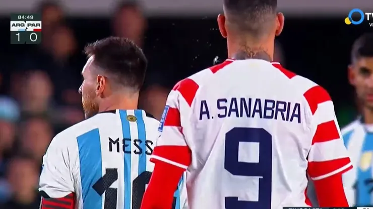Sanabria es captado por la cámara escupiendo a Messi