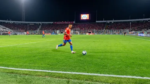 Alexis criticó la cancha del Monumental