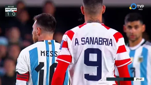 Antonio Sanabria escupe por la espalda a Lionel Messi.