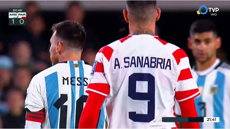 Antonio Sanabria escupe por la espalda a Lionel Messi.