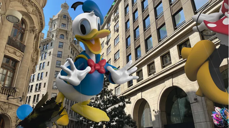 Los personajes de Disney se toman el Paris Parade 2023 por la celebración de los 100 años de The Walt Disney Company.