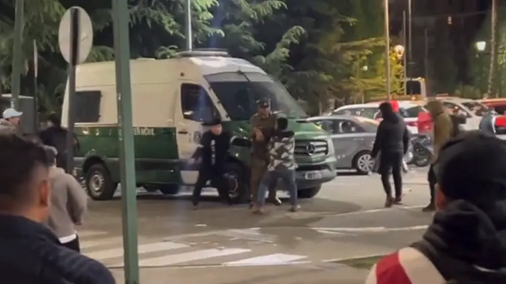 La pelea entre forofos peruanos en el banderazo este miércoles. | Foto: Captura