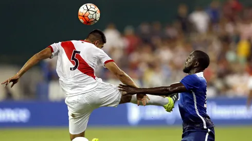 Carlos Zambrano es el patrón de la defensa peruana