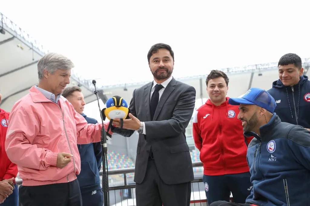 Harold entrega un Fiu a Carter