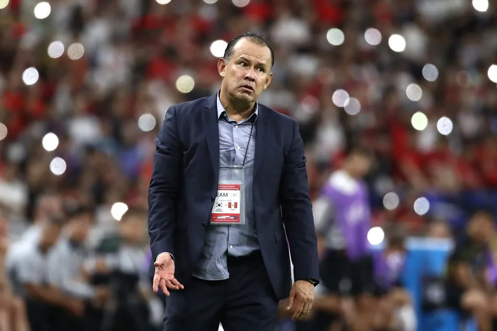 Juan Reynoso se molestó con la prensa chilena por la demora en la conferencia de prensa. Foto: Getty Images.