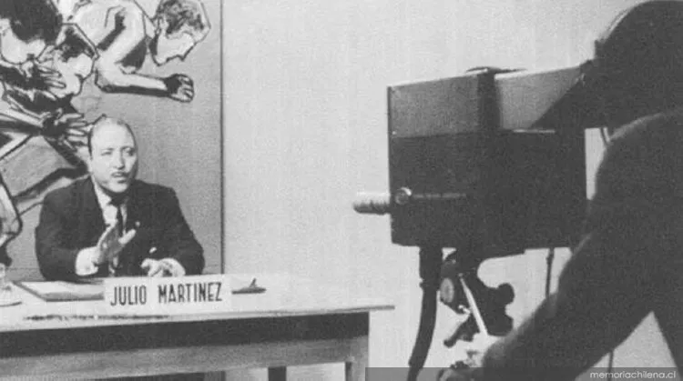 Julio Martínez en una transmisión televisiva hacia finales de la década de los 70, y principios de los 80. Foto: Colección:&nbsp;Biblioteca Nacional de Chile.