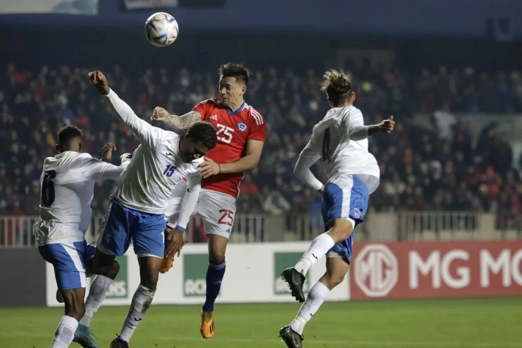 Rodrigo Echeverría explota uno de los mejores atributos que Eduardo Berizzo ve en él: el juego aéreo. Le anotó un gol a Cuba en el amistoso jugado en junio.  (Eduardo Fortes/Photosport).