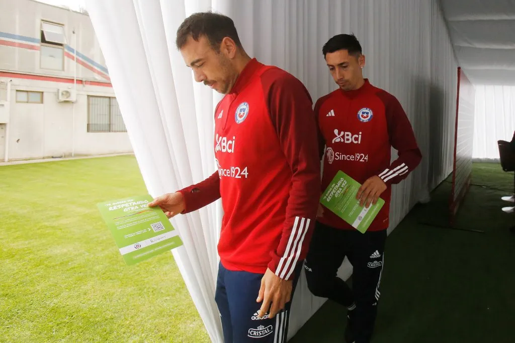 Matías Catalán y Rodrigo Echeverría, los jugadores de la Roja que hablaron con la prensa en la antesala del duelo ante Perú. (Jonnathan Oyarzun/Photosport).