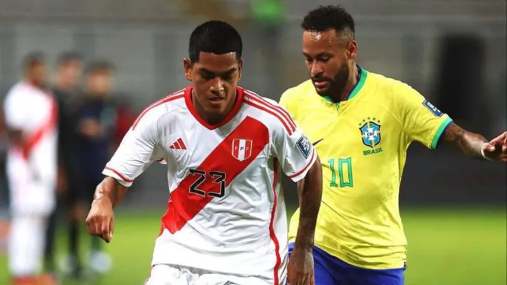Joao Grimaldo conduce el balón ante la marca de Neymar.