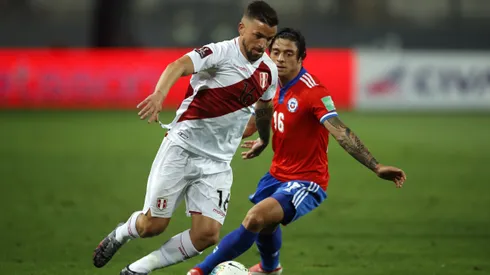 Gabriel Costa enfrenta la marca de Joaquín Montecinos en la victoria de Perú ante Chile por las Eliminatorias a Qatar 2022.
