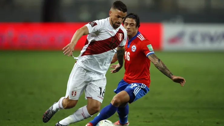 Gabriel Costa enfrenta la marca de Joaquín Montecinos en la victoria de Perú ante Chile por las Eliminatorias a Qatar 2022.