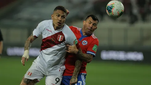 Paolo Guerrero recibe la marca de Gary Medel, un duelo que seguramente se repetirá en el estadio Monumental David Arellano.