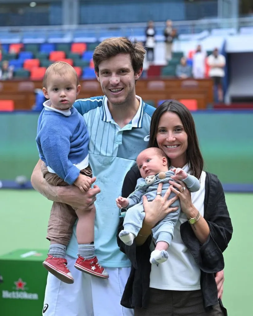 Jarry celebra su paso a los octavos de final junto a la familia
