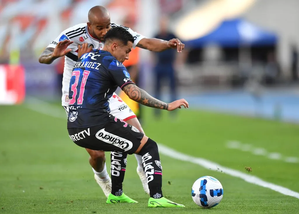 Matías Fernández marca a Lucas Moura del Sao Paulo en la final de la Copa Sudamericana 2022. Parte del roce internacional que Eduardo Berizzo ve en el carrilero de 28 años que milita en Independiente del Valle. (Marcelo Endelli/Getty Images).