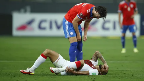 Ben Brereton le consulta a Alexander Callens cómo está en el duelo que Perú le ganó a la Roja en Lima por las Eliminatorias a Qatar 2022.