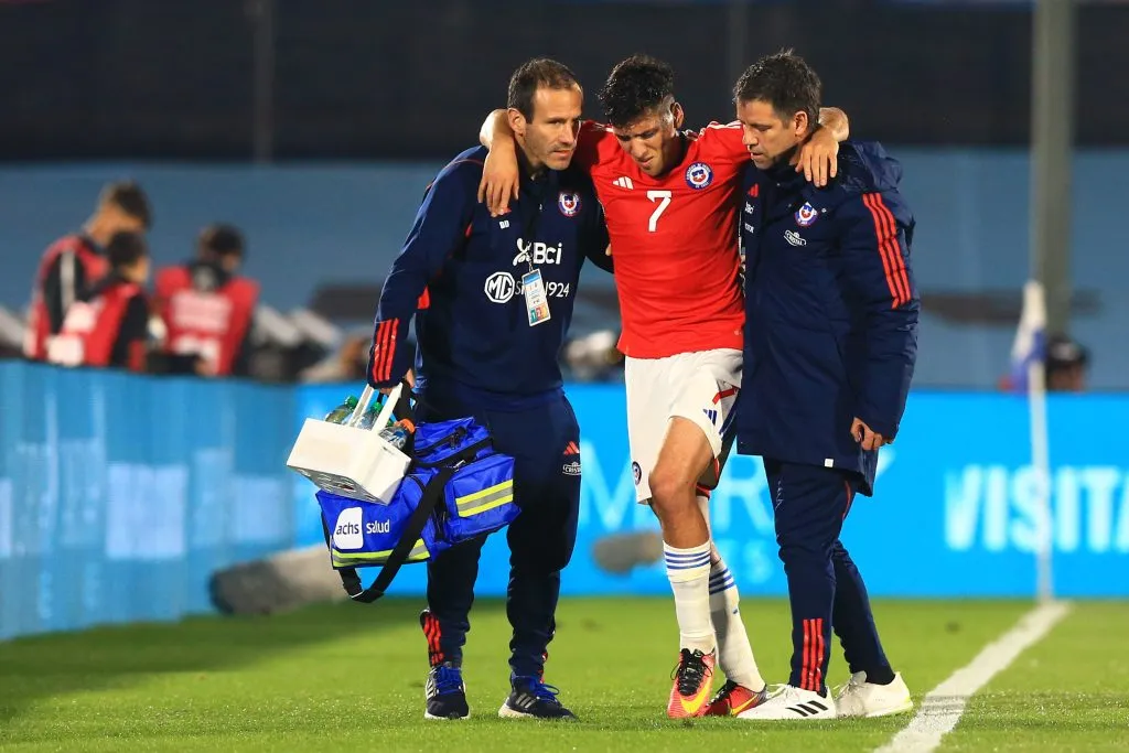 Así salió Marcelino Núñez de la derrota de Chile ante Uruguay en Montevideo por el inicio de las Eliminatorias 2026. (Javier Valdés/Photosport).