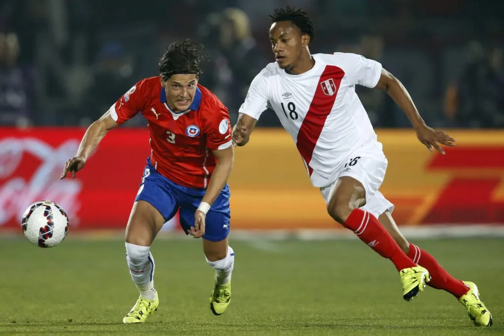 Miiko Albornoz en acción ante André Carrillo en la semifinal de la Copa América 2015. (Andrés Piña/Photosport).