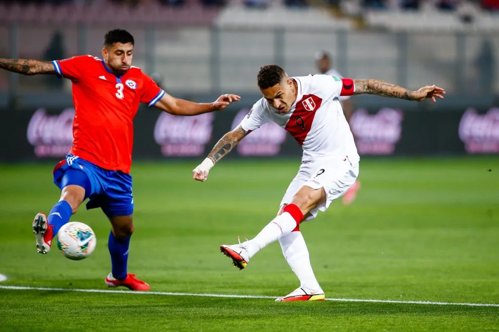 Paolo Guerrero asoma como la gran amenaza de Perú ante Chile. Foto: Photosport.