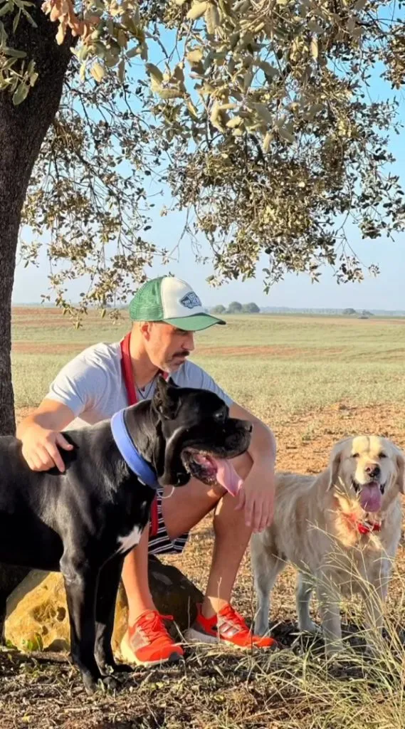 Claudio Bravo junto a Dante, su perro (@claudiobravo1)