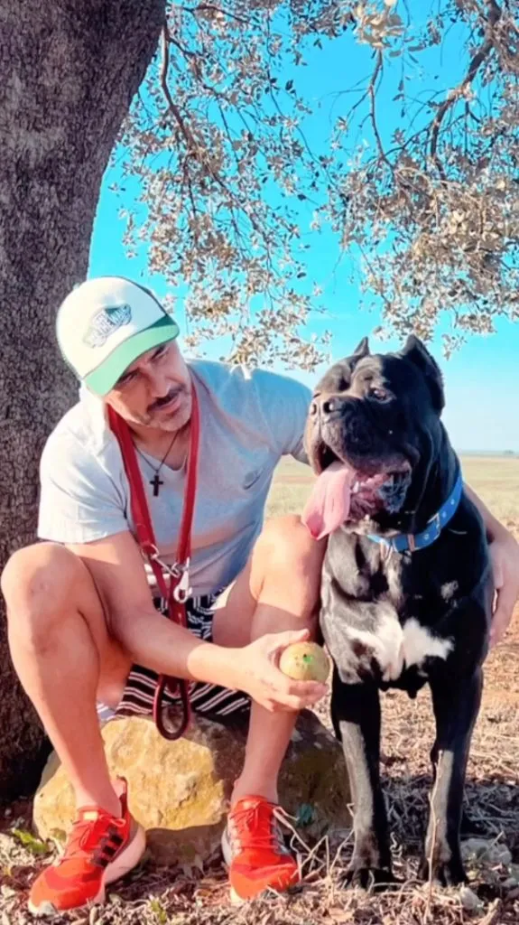 Claudio Bravo junto a Dante, su perro (@claudiobravo1)