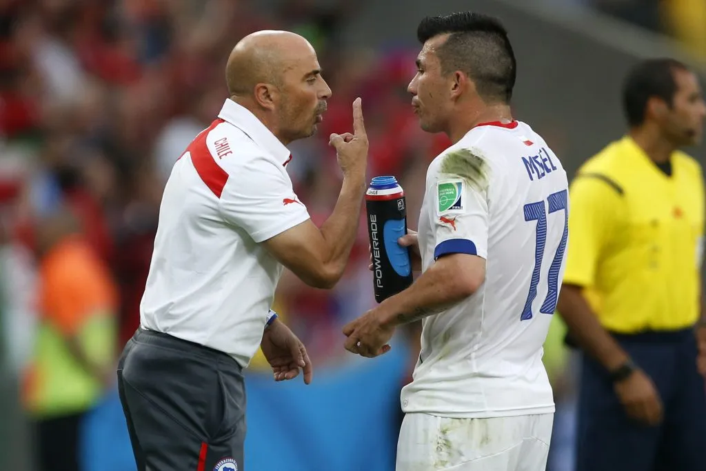 Jorge Sampaoli con Gary Medel en la selección chilena. Foto: Andres Pina/Photosport