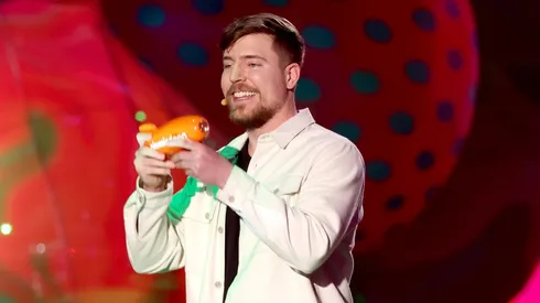 MrBeast acepta el premio al Creador Masculino Favorito en los Nickelodeon Kids' Choice Awards 2023.