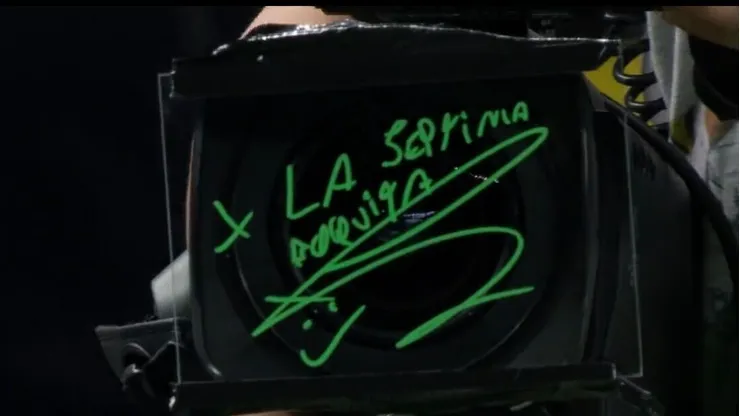La firma del argentino en la cámara pidiendo por Boca Juniors.